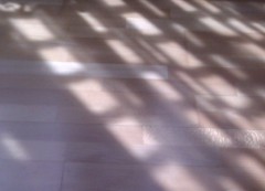 Dit is een foto van de lijnen van het zonlicht door de ramen